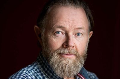 65-årige Jesper Asholt bor i dag i Hundested. Han er opvokset i Bjerringbro og vender for en stund tilbage til det midtjyske, når han skal spille teater i Herning.