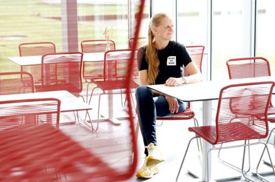 Set-rekvisitør Susanne Buhl er født og opvokset i Herning, og hun har stadig familie i byen. Til daglig bor hun i Ballerup sammen med sin mand, belysningsmester Niels Dose, og sønnen, 21-årige Nicolai.