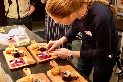 Som set-rekvisitør har Susanne Buhl blandt andet til opgave at sørge for, at tallerkenerne - her skærebrætter - har det samme indhold, hver gang en scene skal tages om, hvis der nu er blevet spist af maden i den første optagelse.