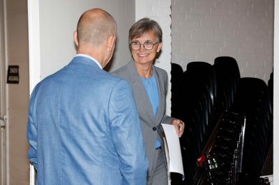 Dansk Folkepartis Erling Præstekjær på vej ind til konstitueringsforhandlinger med borgmester Dorte West (V).
