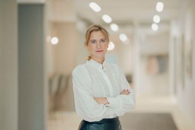 - Mange småsparere er begyndt at investere. Også blandt unge ser man flere og flere, der investerer deres sparepenge. Som mange andre på hans egen alder synes min søn, det er interessant og sjovt. Mange unge følger eksempelvis influencere på Tik-Tok og Instagram, der fortæller om deres investeringer og gevinster. Mit råd til min søn og alle andre er: Forsøg at kigge lidt dybere ind i tallene og vær rationel. Og spred dine investeringer, siger Lone Kjærgaard, administrerende direktør i Formueforvalterne Investering og Tryghed.