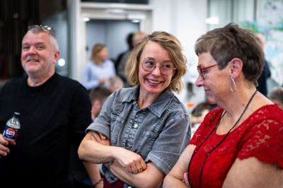 Der er et godt samarbejde i rød blok i Skanderborg, og det fortsætter i næste periode. Her er det Anne Heeager (R) og Trine Frengler (S) på valgnatten.