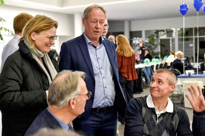 Torsten Nielsen (DD) ses her på valgaftenen, hvor han dårligt var ankommet til Viborg Rådhus, inden han forsvandt op de øvre etager for at forhandle en aftale på plads med Venstre og Socialdemokratiet.