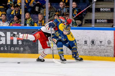 Kyle Maksimovich ryster en modspiller af sig og sætter fart fremad. Canadieren har leveret 17 point i 18 kampe for Herning Blue Fox. Tre af dem kom onsdag aften mod Rungsted i form af to mål og en assist.