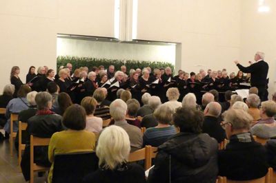 Koret Den Totale Dekadence synger ved den traditionelle adventskoncert i Fonnesbæk Kirke 30. november. (Foto: Fonnesbæk Kirke)