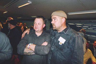 Bjarke Kristensen (t.v.) fik en trøstende arm om skulderen af spidskandidat Rune Lyager, som blev Fælleslistens og valgets helt store stemmesluger.