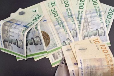En ældre mand blev mandag franarret et større pengebeløb i kontanter, da falske bankbude opsøgte hans bolig i Ejstrupholm.