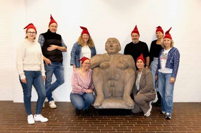 Birknetværket sammen med Svend Wiig Hansens »Moderjord« fra 1953. Fra venstre: Klara Bernat (Ensemble Midtvest), Kimm Gullev (AU Herning), Helle Forbech Hvergel ( Carl-Henning Pedersen & Else Alfelts Museum), Morten Colbert (VIA Design & Business), Carina Kjærsgaard Pedersen (Fruehøjgaard), Charlotte Christensen (Heart Museum). Nederst i billedet fra venstre sidder Katrine Vinther Ross (Innovatorium) og Brita Laugesen (Højhuset).