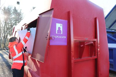Valgplakaterne er nu lige til skraldespanden. På genbrugspladserne har de fået deres helt egen container, som Maja Jensen her fylder op.