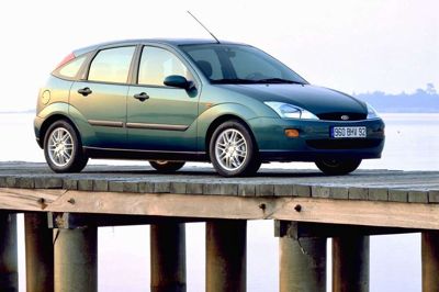 Den første Focus fra 1998. Dengang et usædvanligt og meget kontroversielt design. Bilen fik mange fans især på grund af fremragende køreegenskaber. (PR-foto).