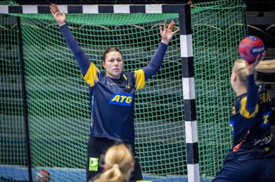 Filippa Idéhn - her i aktion under træningen i den svenske VM-lejr - har ikke repræsenteret Sverige ved en slutrunde siden 2020. Nu er Ikast-keeperen igen klar til at hjælpe landsholdet på og uden for banen.