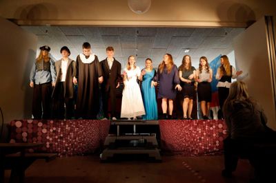 Det var en flok stolte elever fra 8. og 9. klasse på Haderup Skole, der tog imod klapsalver fra de fremmødte. Her er det skuespillerne, der modtager bifald.