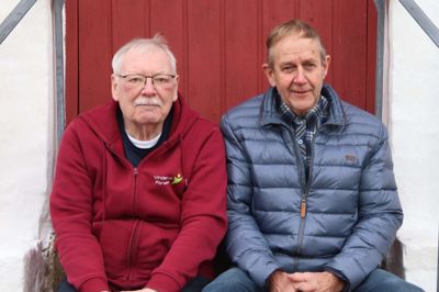 Forfatter (tv) Flemming Bjerregaard Johansen og formand for menighedsrådet Erik Bruun-Sørensen.