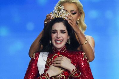 Miss Mexico, Fatima Bosch, blev kronet af sidste års vinder af Miss Universe, danske Victoria Kjær Theilvig.