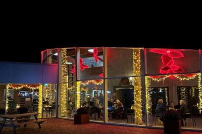 Limfjordateateret i julepynt - omdannet til Bruno´s Bodega