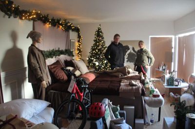De seneste dage er der arbejdet på højtryk bag det brune papir i vinduerne til butikslokalet på Skanderborgvej, hvor man frem til jul kan se en udstilling med masser af gaver fra byens butikker. Bag initiativet står chef for Ry Plus, Simon Rønlev, og stylist fra reklamebureauet Touché, Dorte Dahl.