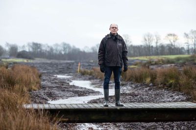 Ove Mortensen er her fotograferet i forbindelse med et projekt, hvor Ringkøbing-Skjern Kommune har ændret et åløb fra at være rørlagt i årtier til at være et åbnet, nyt vandløb med gydebanker, sandfang og slyngninger i terrænnet.