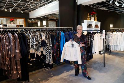 Anette Oxenbøll sælger både egne designs og skind- og pelstøj i popup-butikken.
