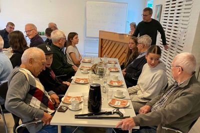 Der var modne herrer og elever fra 6. klasse samlet til spisning i Ans Sognehus.