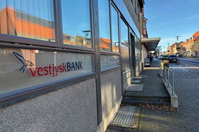 Mandag 1. december åbner Vestjysk Bank i den tidligere Nordea-bygning i Videbæk. De store facadeskilte må vente, indtil bankens nye fusionsnavn - formentlig AL Sydbank - er vedtaget.