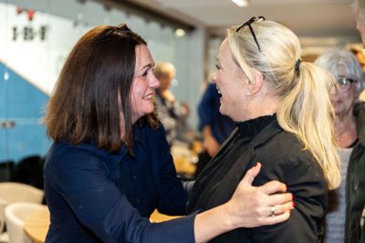 Glæden var stor på valgaftenen, da Søs Philipsen (S) og Annette Øgaard (K) fandt ud af, at de var blevet genvalgt til byrådet. Ud over de to er der kun fire andre kvinder i det nye byråd.