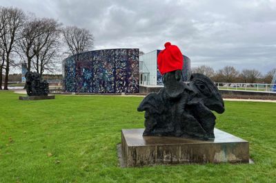 40 frivillige har spillet en kæmpe rolle i at få stablet den nye juletradition »Jul i Birk« på benene. En af dem sørgede for at strikke en nissehue til et af Carl-Henning Pedersens kunstværker foran museet.