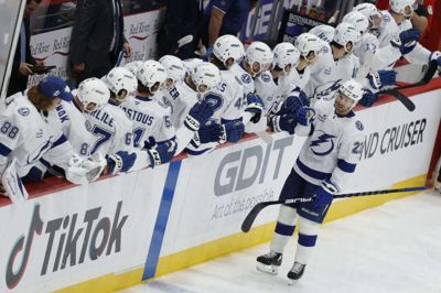 Oliver Bjorkstrand lykønskes af holdkammeraterne fra Tampa Bay, efter at herningenseren har bragt sit hold foran med 2-1.