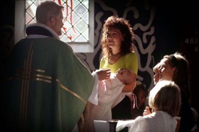 Dåbskommissionen skal tage stilling til tre forskellige forslag til en mulig fornyelse af folkekirkens dåbsritual. (Arkivfoto).