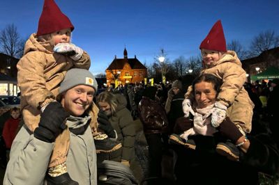 Simon Thorsøe har selv været til juletræstænding i Kjellerup, da han var lille. Nu har han sine piger, Isabella og Sofie på fire år, med. Med fredag aften var også pigernes mormor, Susanne Berthelsen.