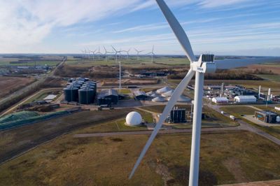 GreenLab får strøm fra 13 vindmøller og et solcelleanlæg syd for GreenLab. De kan slet ikke producere den strøm, en ny virksojed i GreenLab får brug for.