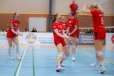 Sådan ser man ud, når man er klar til Final4. Tenna Donslund (nummer 8) skriger sin glæde ud, og den deles af Nanna Frejo (nr. 12), Maja Fjord Vestergaard (nr. 18), Christina Grimstrup (nr. 19) og Alma T. Uhrenholt (nr. 9).