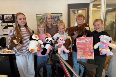 Skolesekretær Marianne Heldgaard og elever fra 5. klasse med et lille udvalg af julemarkedets gevinster.