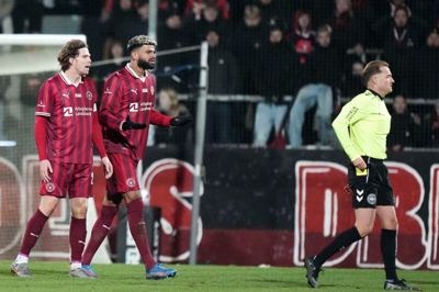 Philip Billing forstår ikke retfærdigheden, efter at han har fået sit andet gule kort af dommer Mikkel Redder.