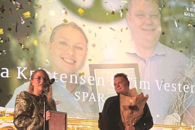 Omkring 700 deltog på Dagrofas købmandskonference i Vingsted, hvor købmænd fra Spar, Min Købmand og Let-Køb var samlet, så det var den helt store scene, Emma Kristensen og Tim Vestergaard kunne træde op på for at modtage prisen for »Årets Fighter« i Spar-kæden.