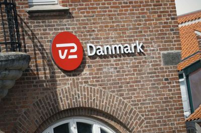 TV 2 vil styrke nyheder på tv og rykker derfor nyhedsudsendelsen klokken 21.30 frem til klokken 20.50, mens der indføres en ekstra nyhedsudsendelse på samme tidspunkt søndag aften. (Arkivfoto).
