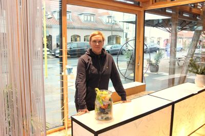 Kunstner og indehaver af Haandholdt på Klostervej, Sidsel Juul Carlsen, har opsagt lejemålet i Torvehallen i Ry og har i stedet fundet egnede lokaler i Gl. Rye.