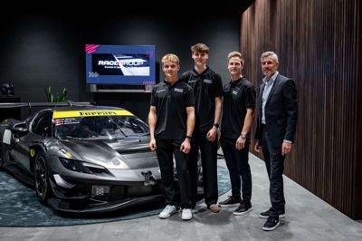 Simon Birch, Malte Ebdrup og Frederik Schandorff bliver de tre kørere i den internationale klasse. Her er de med teammanager Henrik Lundgaard til højre. Foto: Stine Schjøtler
