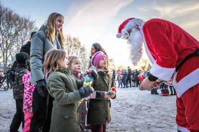 For to år siden var der sne til jul i Kibæk, og det gjorde julefesten mere magisk. Om vejret bliver det samme i år, er endnu uvist, men én ting er sikkert: Julestemningen i Kibæk er altid i top.