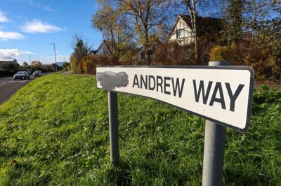 Nogen har fjernet ordet "Prince" fra en vej opkaldt efter den tidligere prins Andrew i Carrickfergus. Fremover skal vejen have et helt nyt navn.