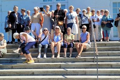 Aktive kvinder på sommerudflugt til Gråsten. I denne uge fejrer de sig selv med stor 90-årsfest på Hotel Medi.