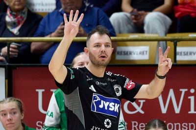 Peter Schilling Laursen glæder sig meget til at se Ry-pigen Julie Scaglione ved VM-slutrunden, men han forventer ikke, at Danmark kan række ud efter guldet.