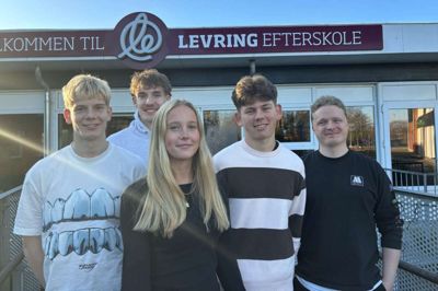 Eleverne Anton Brandt Clausen fra Voerladegård (til venstre), Wilhelm Falk Petersen fra Auning, Victoria Vester fra Viborg og Oscar Koch Rønning fra Them og har hele måneden været med på projektet sammen med lærer René Bredtoft Madsen.