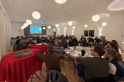 Der var stort fremmøde til generalforsamlingen i foreningen, der står bag købmanden i Gludsted. Årsregnskabet viste et underskud på 88.000 kroner, og bestyrelsen er bekymret for fremtiden – men byen er klar til at kæmpe for butikken.