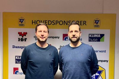 Direktør Daniel Grønhøj (t.v.) byder klubbens nye assistenttræner, Jesper Fredin, velkommen til Ikast Håndbold.