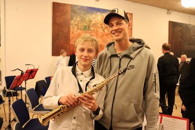 15-årige Bertram Lundgren var sammen med resten af Herning Koncertorkester med til at sætte skub i julehumøret i Engesvang. Her står han sammen med sin far, Casper Lundgren.