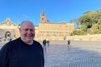 Arne Stampe Pedersen poserer her på Piazza del Popolo, som torsdag bliver basen for FC Midtjylland-fansene, der har taget turen til Rom. Den sportspassionerede supporter fra Videbæk er på sin syvende udlandstur med Ulvene.