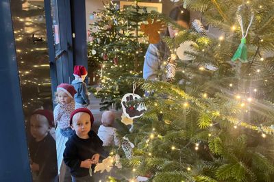 En gruppe dagplejebørn fra Aulum pyntede forleden et par af byens mange juletræer. Børnene har været heldige at få plads i dagplejen. For der er mangel på dagpleje- og vuggestuepladser i Aulum.