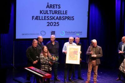 Æbleforeningen bestyrelse kom på scenen for modtagelse af Årets Kulturelle Fællesskabspris.