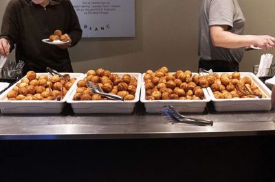 Æbleskiver hører til Danmarks ældste bagværk. Oprindeligt bestod æbleskiven af en skive æble dyppet i tynd dej, som herefter blev kogt eller stegt. Det er først inden for de seneste 100 år, at æbleskiven er blevet forbundet med jul. (Arkivfoto).