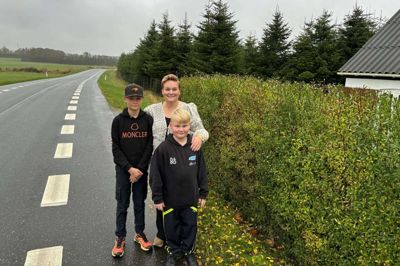 Ida Kathrine Kaiberg Matthiesen med sine to sønner Kevin og Lewis, der går i skole i Ans. Nedlæggelsen af to lokale busruter har gjort livet mere besværligt for familien.